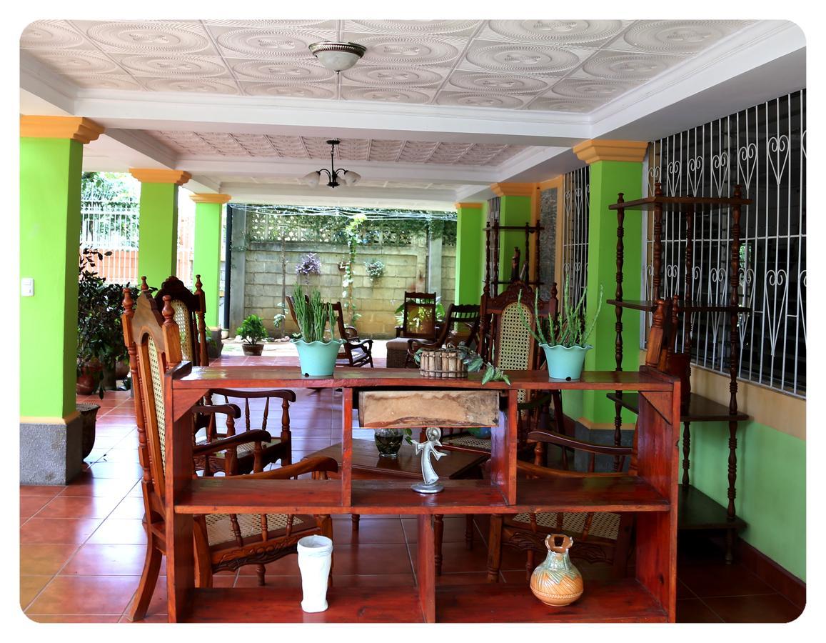 Hostal San Antonio León エクステリア 写真