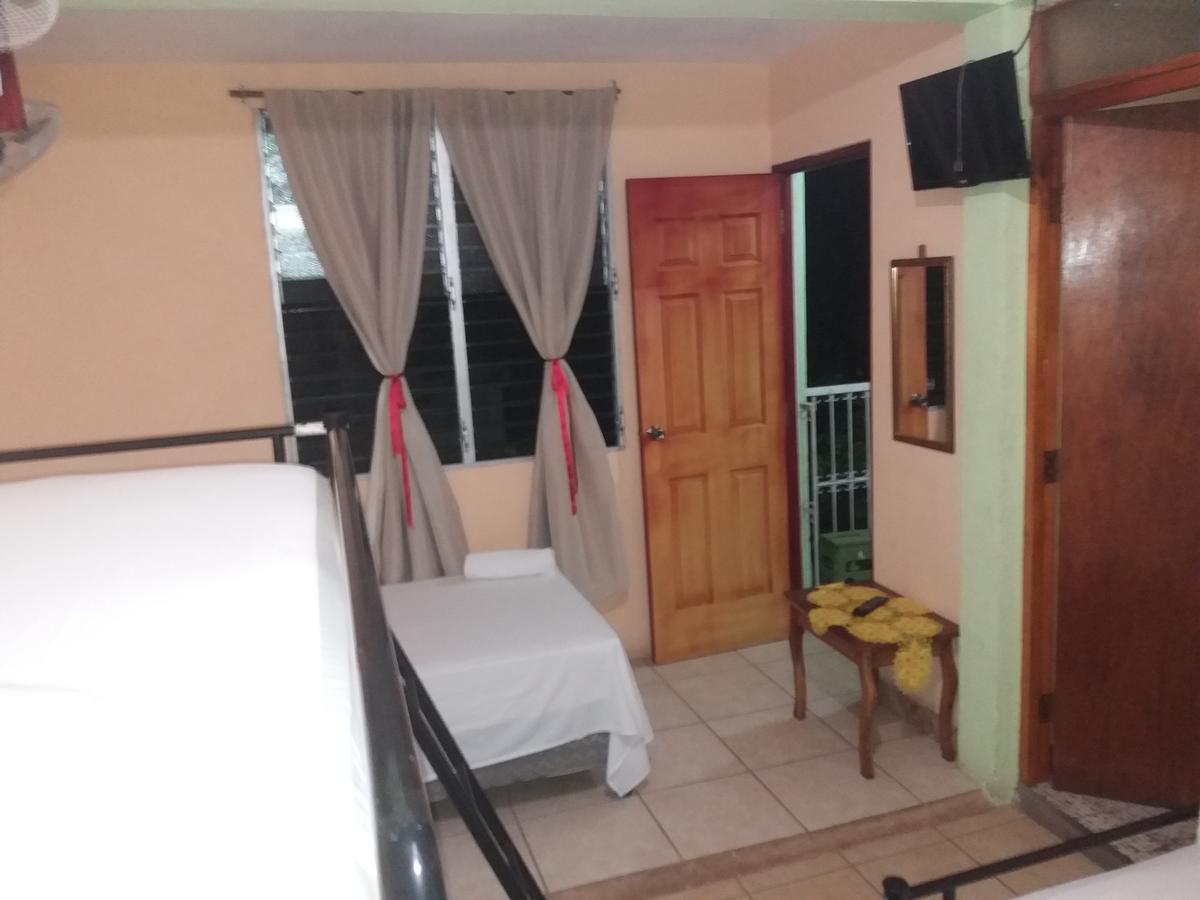 Hostal San Antonio León エクステリア 写真
